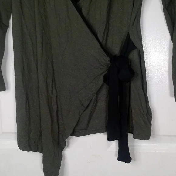 Bobeau Tipped Wrap Top Olive/Black Size L - Picture 9 of 10